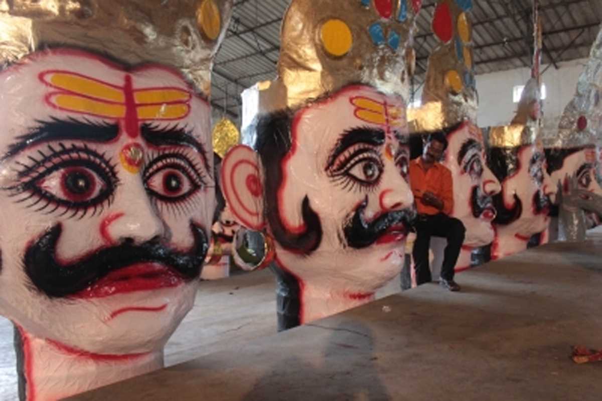 कहीं रावण के पुतलों की लगी मंडी तो बारिश बनी बाधक